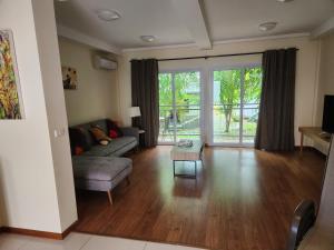 a living room with a couch and a table at Appartement duplex F2 in Koné