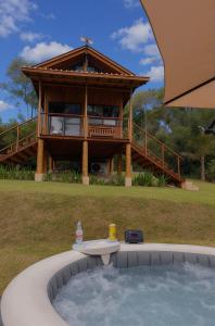 a house with a pool in front of a house at Floresta Mandaçaia in São Roque