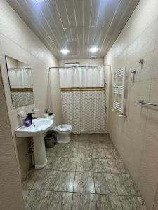 ein Badezimmer mit Waschbecken und Toilette in der Unterkunft Red Family Hotel in Vagharshapat + 20 Fotos