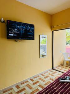 a room with a flat screen tv on the wall at Hospedaje chachalacas in Chachalacas