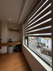 a room with a window with a blinds on a window at Toàn Thịnh Hotel in Da Lat