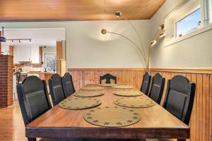 a dining room table with chairs and a tableablish at Aurora Lodge in Bjørnevatn +24 photos