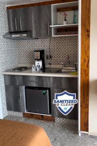 a kitchen with a counter with a sink and a microwave at Torres Gemelas Suite VIP Frontal 607 in Acapulco