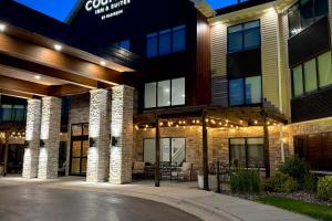 an exterior view of a building with lights at Country Inn & Suites by Radisson, Appleton Airport - Fox River Mall Area in Appleton
