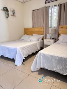 two beds sitting next to each other in a bedroom at Casa 911 Habitación privada céntrica San Salvador in San Salvador