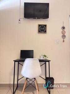 a desk with a laptop and a white chair at Casa 911 Habitación privada céntrica San Salvador in San Salvador