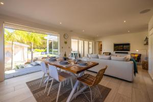 Televisor o centre d'entreteniment de Moa Magic - Oneroa Holiday Home