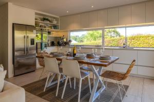 Cuina o zona de cuina de Moa Magic - Oneroa Holiday Home