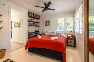 Llit o llits en una habitació de Moa Magic - Oneroa Holiday Home