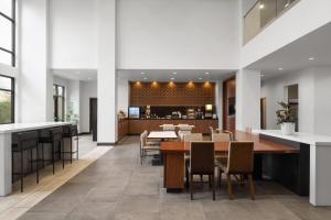 a dining room with a table and chairs and a bar at Wingate by Wyndham Hurricane Zion National Park in Hurricane