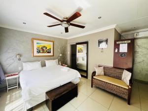 a bedroom with a bed and a ceiling fan at New Bali Guesthouse in Newcastle +63 photos