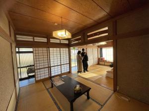a couple standing in a japanese room at 古民家宿Tabi湊 in Hitachinaka
