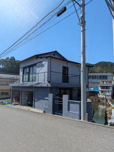 a house on the side of a river at 川まで徒歩1分川沿いにある一軒宿あせみ in Nakajima +13 photos