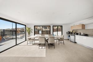 a kitchen and dining room with a table and chairs at Villa Ella in Eilat
