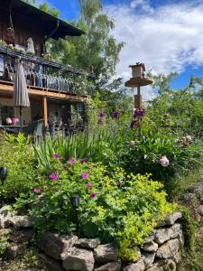 a garden with flowers in front of a house at Wohnung im Herzen Diessens in Dießen am Ammersee