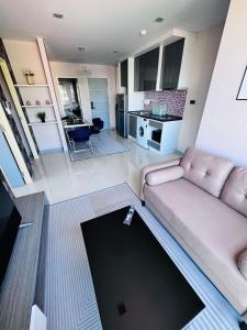 a living room with a couch and a kitchen at The private Paradise Two-bedroom condo Only women, shared accommodation in North Pattaya