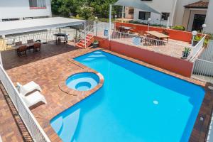 Bazén v ubytování Sunshine Beach Resort nebo v jeho okolí