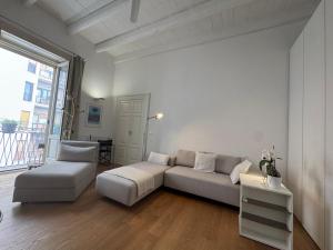 a living room with a couch and a table at B&B 102 in Taranto