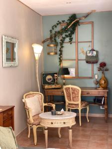 a room with a desk and two chairs and a table at "MAS TRAMONTANE" Maison et Chambres d'hôtes avec vue sur le massif d'El Canigó in Ille-sur-Têt +94 photos