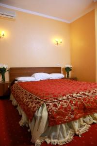Una cama o camas en una habitación de Legendary Hotel Tsarskii Dvor
