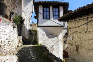 an alley with a building with a window on it at Oda e Vjetër in Berat