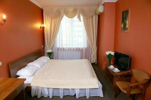 Een bed of bedden in een kamer bij Legendary Hotel Tsarskii Dvor