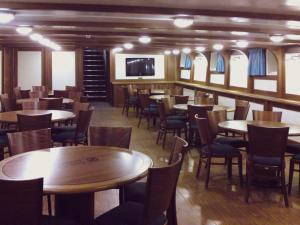 a restaurant with tables and chairs in a room at Schulschiff Deutschland Bremerhaven in Bremerhaven