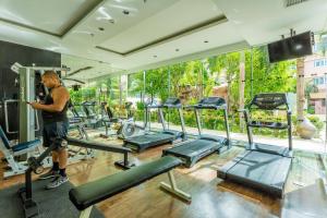 un hombre en un gimnasio con un montón de máquinas en Nova Platinum Hotel, en Pattaya South