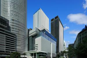 un grupo de edificios altos en una ciudad en Nagoya JR Gate Tower Hotel en Nagoya