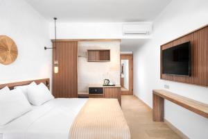 una camera d'albergo con un letto e una TV a schermo piatto di Yalihan Una ad Avsallar Altre 13 foto