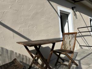 a wooden desk and a chair sitting on a porch at Maison de Chasse Karlsbrunn in Großrosseln