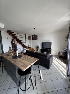 a living room with a couch and a table at Le 305 Beauvert Parking Gratuit in Grenoble