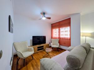 a living room with a couch and a flat screen tv at Apartamento Córdoba Center in Córdoba