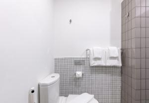 Kamar mandi di Reno hotel