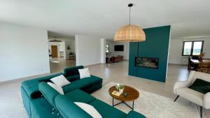 a living room with a blue couch and a table at L'Echo du Bonheur in Vaumas
