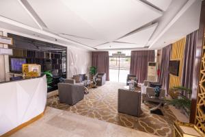 eine Lobby mit Stühlen und einem Wartezimmer in der Unterkunft Al Muhaidb Residence Al Malaz 7 - Economic in Riad