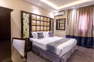 ein Schlafzimmer mit einem großen Bett und einem Fenster in der Unterkunft Al Muhaidb Residence Al Malaz 7 - Economic in Riad + 41 Fotos