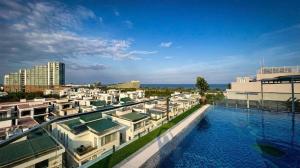 ein großes Schwimmbecken auf dem Dach eines Gebäudes in der Unterkunft Realux Hotel FLC Sam Son in Sầm Sơn