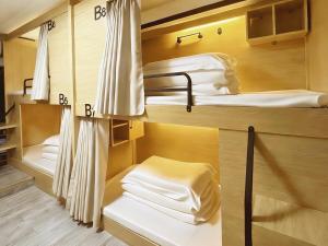 a group of bunk beds in a room at 泊金青年旅舍-深圳北站店 in Shenzhen