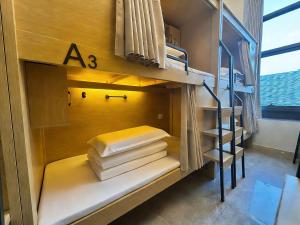 a room with bunk beds with a staircase and books at 泊金青年旅舍-深圳北站店 in Shenzhen +6 photos