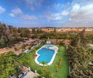 an overhead view of a pool at a resort at Bungalows & Glamping Conil Playa in Conil de la Frontera