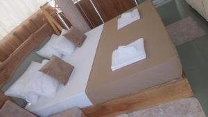 a table with towels and pillows on top of it at Villa Nature Glee in Dodanduwa