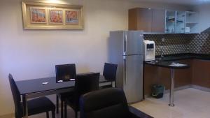 A kitchen or kitchenette at Hotel & Apartment Ambassador 3