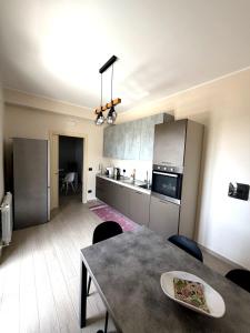 a kitchen and dining room with a table and chairs at Casa Decastadio in Melito di Porto Salvo +6 photos