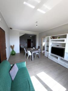 a living room with a green couch and a table at Casa Decastadio in Melito di Porto Salvo