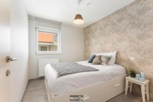 a bedroom with a bed and a window at Seange - with beautiful view and many facilities in Nieuwpoort +19 photos