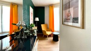 a living room with an orange and green wall at Appart Hôtel Boulogne Résidence in Boulogne-Billancourt