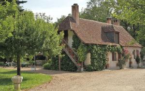 a house with ivy growing on the side of it at Auberge Marcheroux in Amboise +27 photos