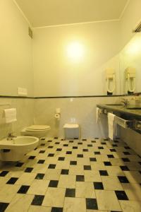 baño con 2 aseos y suelo a cuadros en Hotel President, en Marsala