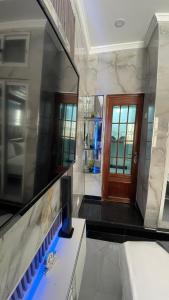 a large bathroom with a mirror and a sink at Jumeaux Studio in Luanda